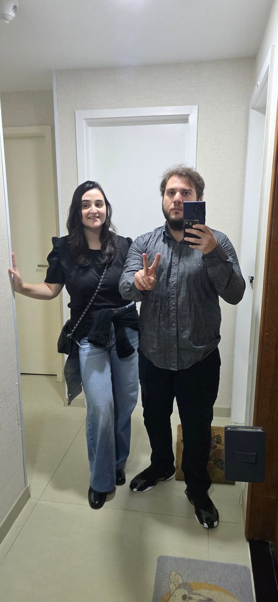 11 anos de namoro btw, o segredo de um relacionamento longo é jogar muito videogame enquanto finge ouvir ela falar do dia dela