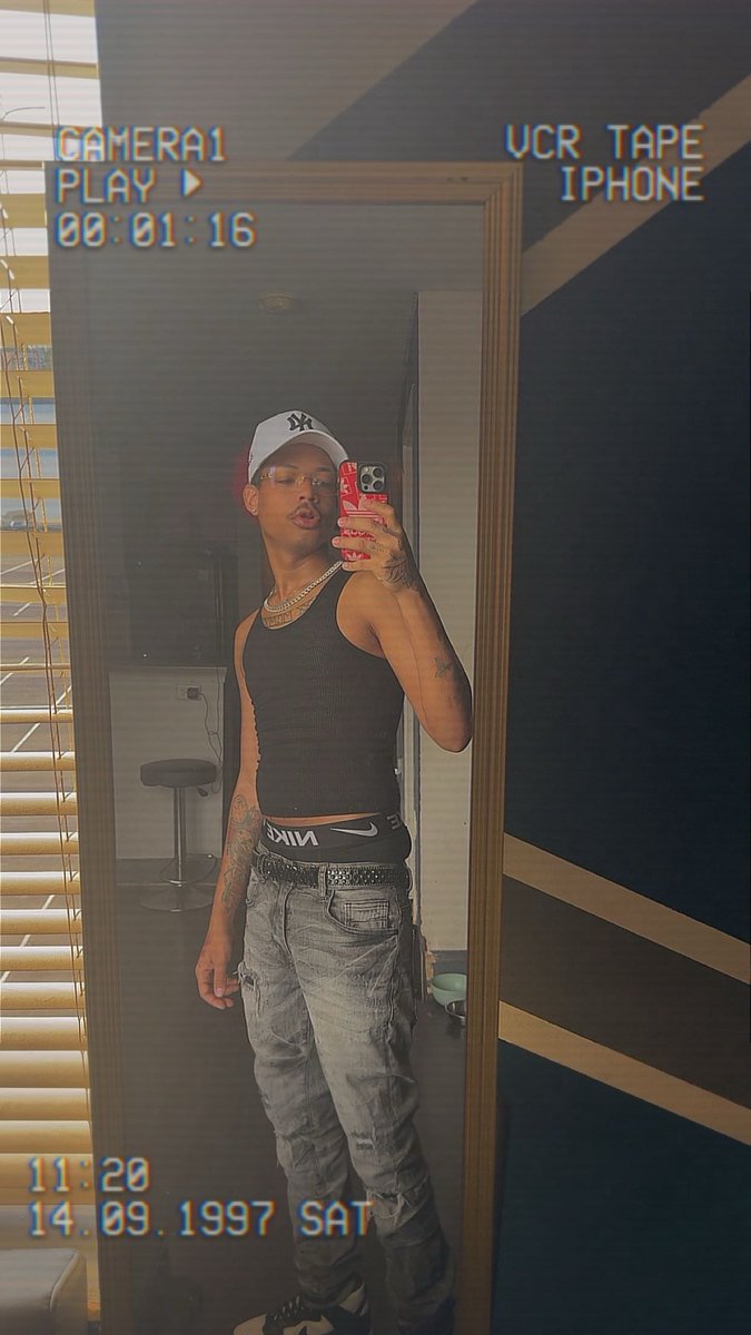 KelsBrxh's tweet photo. On instagram 
                      vs.
                     On X . https://t.co/OPT8c2jVrC