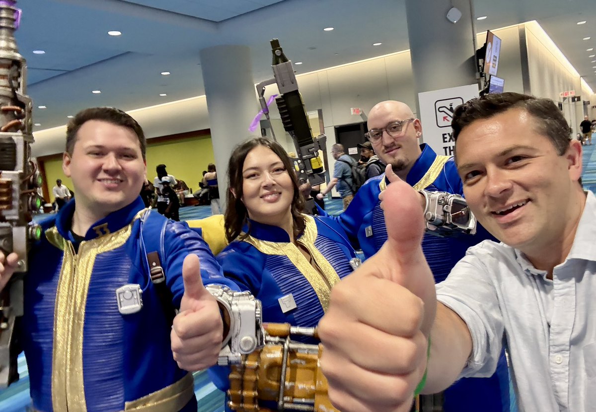 An amazing first day <a href="/FANEXPOCANADA/">FANEXPO Canada</a> 🎉

🐐 Met the GOAT 
🚲Caught a ride on a Light Cycle
🍻Shared an Alamo with old friends
☢️ Welcomed Vault Dwellers to the surface 👍

#FANEXPOCanada2025 #FanExpo