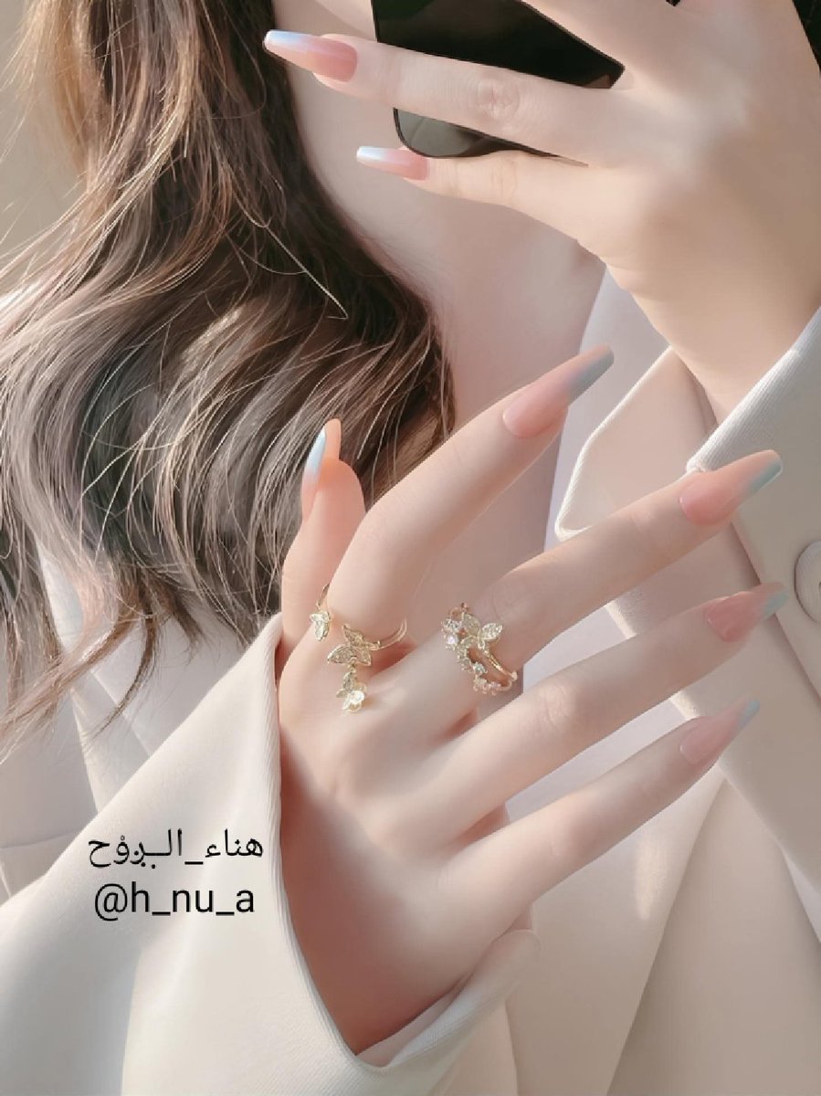 ولْـحديثـھَہّ مذاق حْلـوْ ڪْالْـشـھَد
وْلْـڪْلـمْاتـھَہّ عطْر محْتْلْـفْ
يْنْشرْ فْيْ أروْقة قلْـبْيْ ڪلْـ أسبْاب الْـسعْادْةْ
يْا أنت ڪلـما جالْـستْڪْ بردت الْـقـھوْة وْدْفْأ قلْـبْي
#هناء_اﻟ̣ــږوْح
#h_nu_a