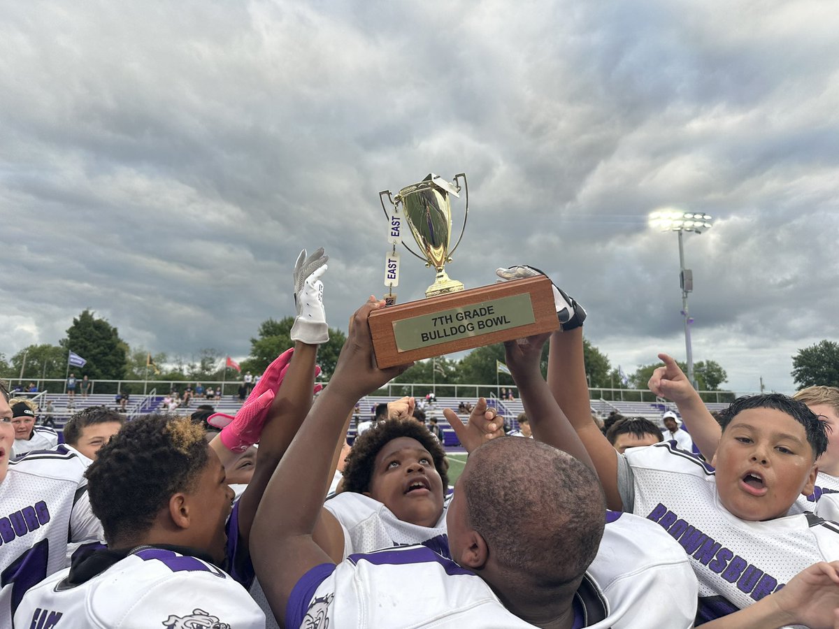 BEMSBulldogs's tweet photo. 7th grade bringing home the trophy!🏆 https://t.co/tWGpvCUZG1