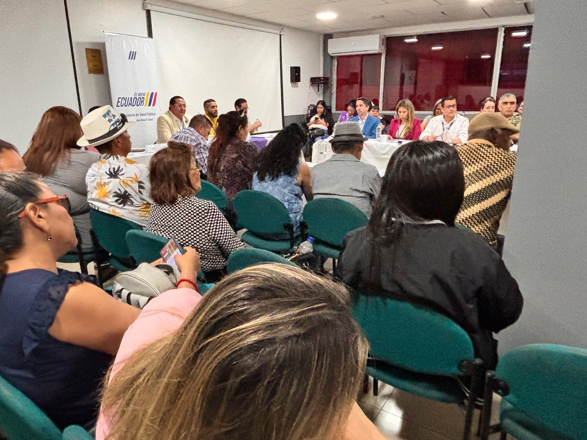 Salud_CZ8's tweet image. Durante el encuentro se abrió un espacio de diálogo donde los representantes comunitarios expusieron sus inquietudes sobre los establecimientos de salud. Estos espacios permiten construir de forma participativa un sistema de salud más cercano y eficiente.