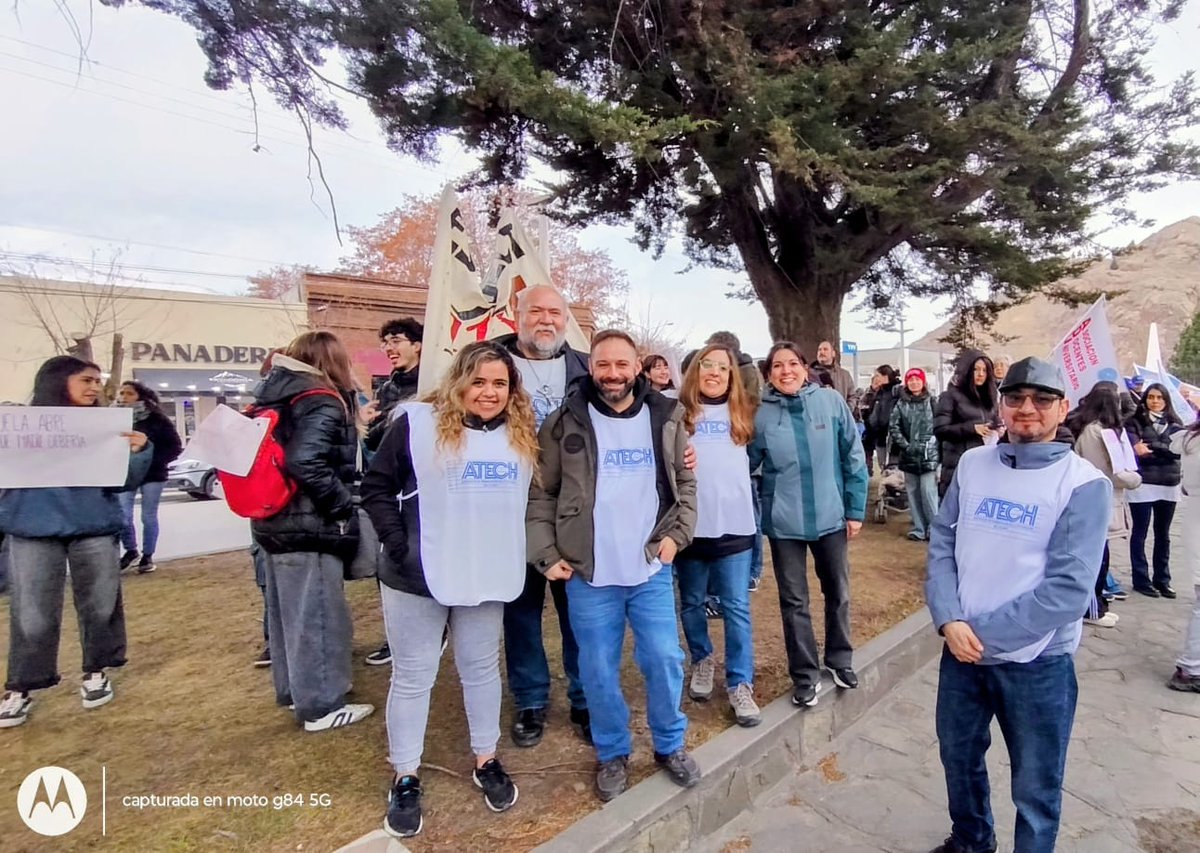 AtechOeste's tweet photo. Paro y movilización
Este 21 de agosto la Regional Oeste de #ATECH marchó junto a jubiladxs, trabajadorxs y desocupadxs en defensa de educación, salud, discapacidad, INTA y Radio Nacional.
Repudiamos el #BonoDocente: la plata debe ir al básico, no en extras.
#ParoDocente #Chubut https://t.co/FcqLHwgujq
