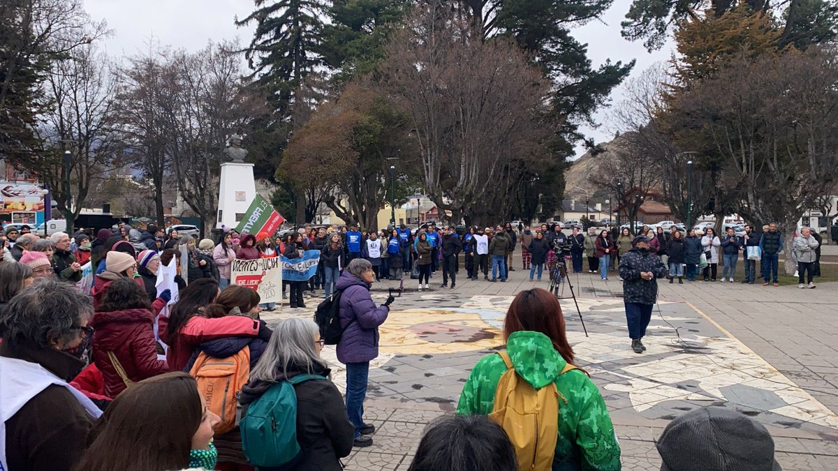 AtechOeste's tweet photo. Paro y movilización
Este 21 de agosto la Regional Oeste de #ATECH marchó junto a jubiladxs, trabajadorxs y desocupadxs en defensa de educación, salud, discapacidad, INTA y Radio Nacional.
Repudiamos el #BonoDocente: la plata debe ir al básico, no en extras.
#ParoDocente #Chubut https://t.co/FcqLHwgujq