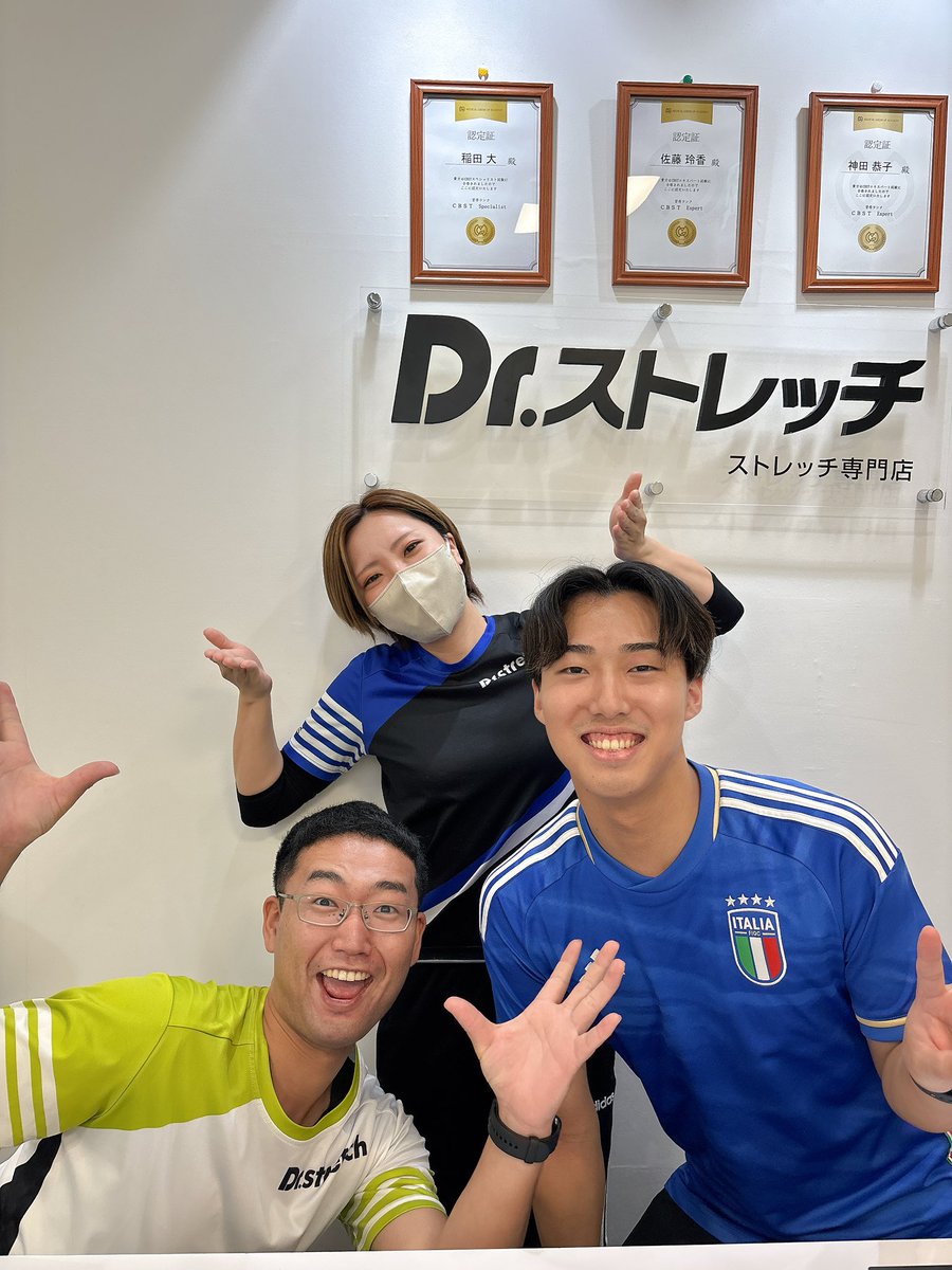 rora33sagamiono's tweet photo. トレーナーご紹介！

真面目で賑やかなトレーナー達が練習でご来店！
藤沢オーパ店の飯島トレーナーと経堂店の安田トレーナー！
お客様への疑問や技術のレベルアップで意見交換しながら練習に熱中していました🔥
切磋琢磨出来る同期がいるのは本当に心強いです👏
ありがとうございました😊🍨✨ https://t.co/0qrZtjHnah