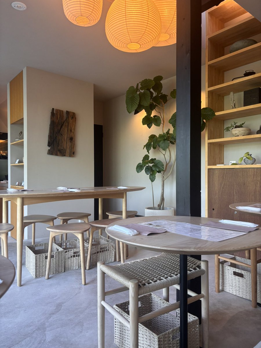 金曜日！梅田出勤する代わりに今日は贅沢モーニング☕️住宅街の中、あまり見つからないとこに。近くの市川屋珈琲店はあんなに並んでるけどここはひっそりと。
オムレツプレートとコーヒーで3千円とまあまあの値段ですが。どうせならここでずーっと本読んでたかったけど今日も頑張る！

📍喫茶喜心kyoto