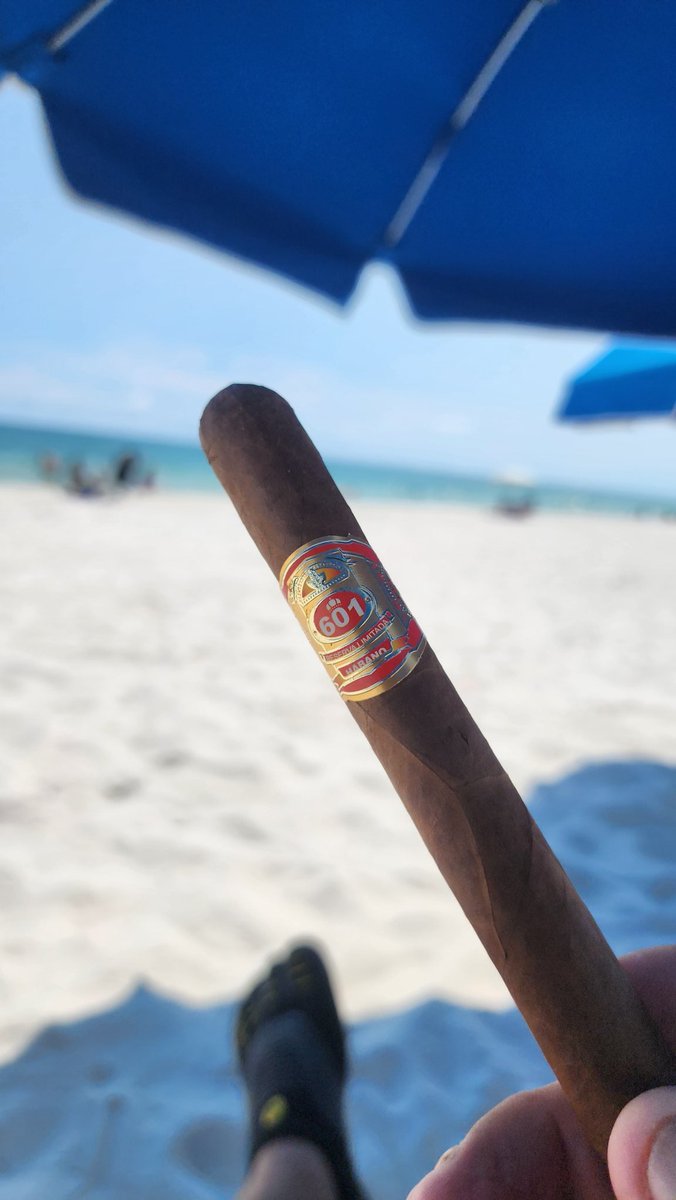 Johnny_P_Russo's tweet image. Beach vibes and a fine cigar #Relaxation #BeachLife. #OceanViews, #SunsetLovers, and #TropicalParadise