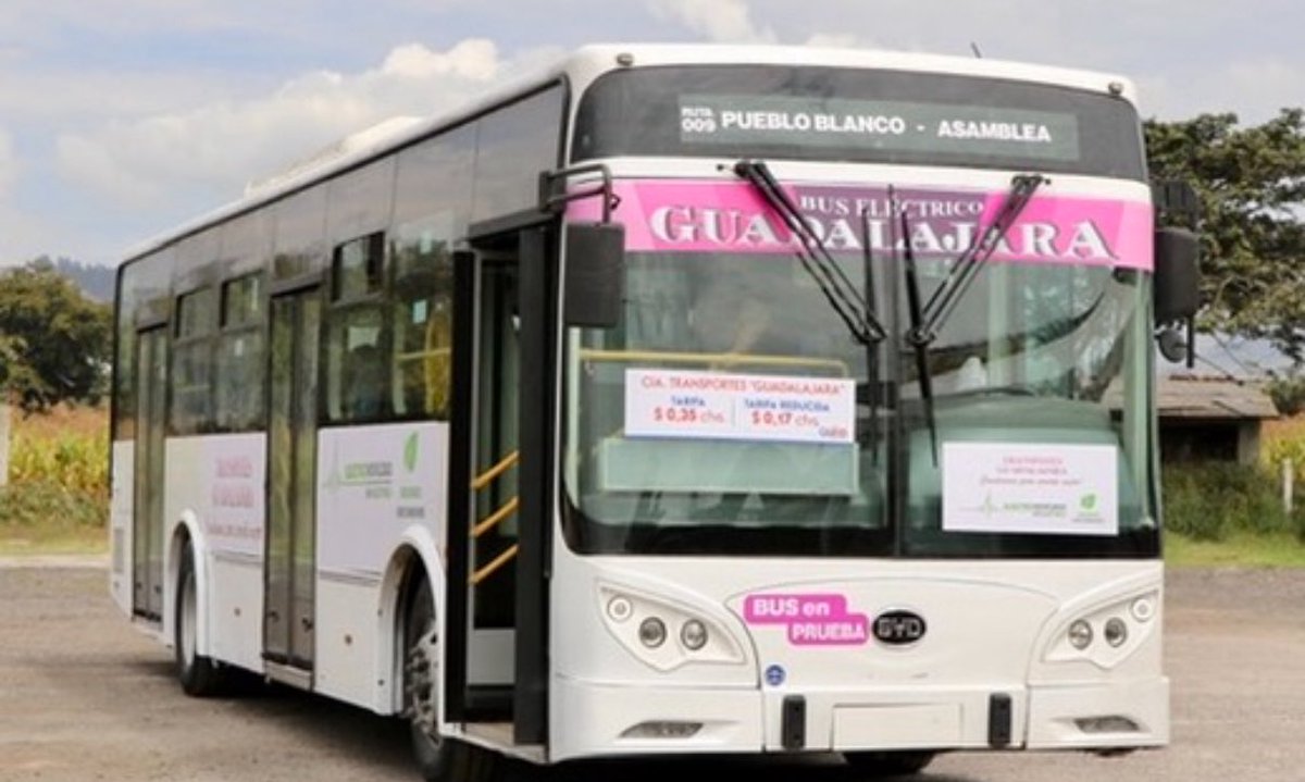 CompGuadalajara's tweet photo. 🚌 En Compañía de Transportes Guadalajara sabemos que mover personas es mover historias ❤️

🚌 Por eso cada kilómetro recorrido es un compromiso con la confianza de nuestra ciudad. https://t.co/MArf11s5pi