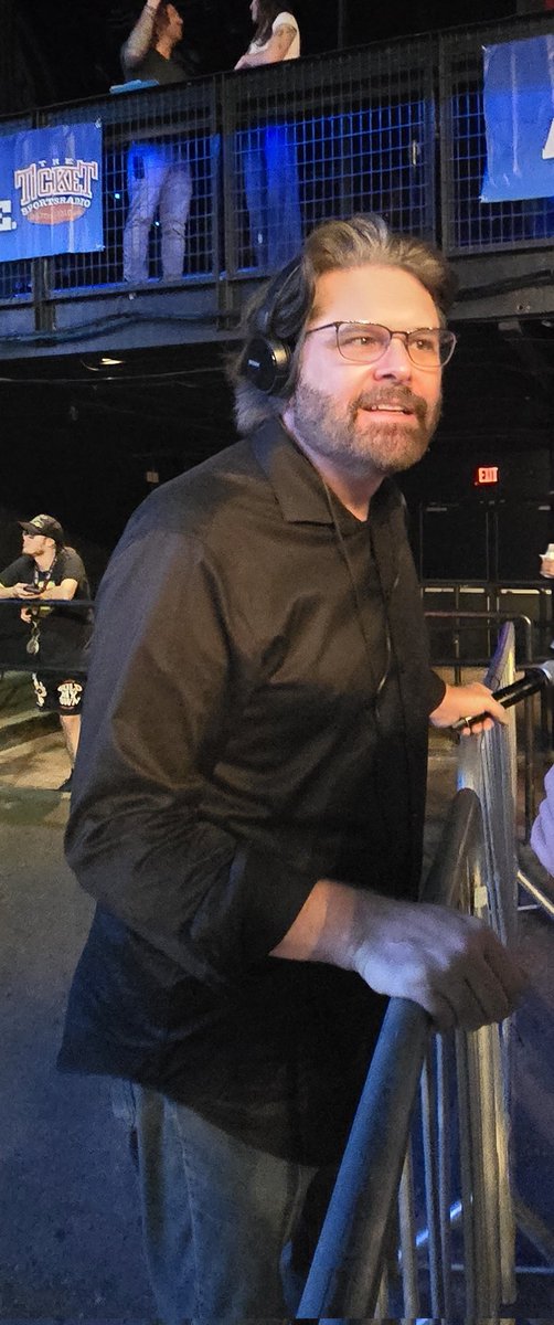 dramatic_one's tweet photo. Then an angel emerged #TicketFightNight
@gordonkeith
@dfwticket https://t.co/Jj3JbQUCqc