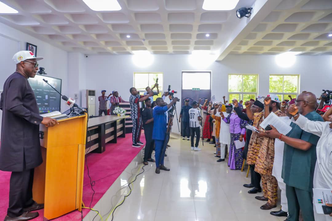 I was formally presented with the APC Governorship Nomination and Expression of Interest forms by the Ekiti State University Alumni Association at the Governor’s Office in Ado Ekiti.

I am grateful to my old school mates and fellow alumni for this honour and for their open