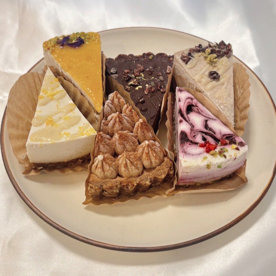 Dayumi_33's tweet photo. Rawスイーツのお店、カオリノモリさんのタルトやケーキ🍰✨
無添加・ヴィーガン・グルテンフリーでフルーツやナッツの美味しさをダイレクトに味わえました🥜♡
#カオリノモリ
#ロースイーツ
#rawsweets
#ヴィーガングルテンフリー https://t.co/1Qvhif4TcS