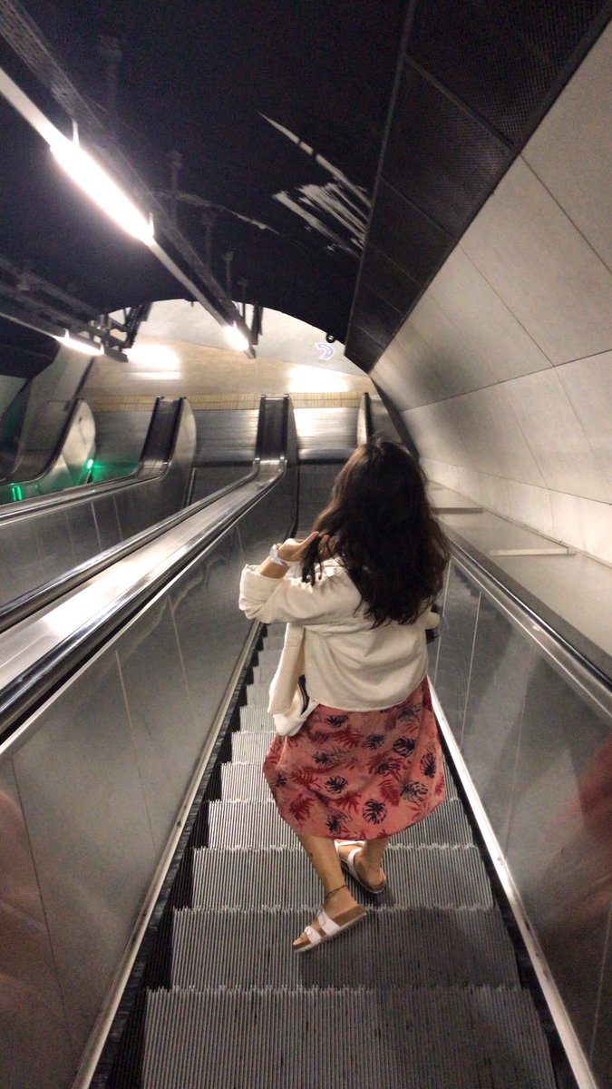 Şu metronun dile olsa kafanı kitaptan kaldırma ve git evin yolunu bul der 😎