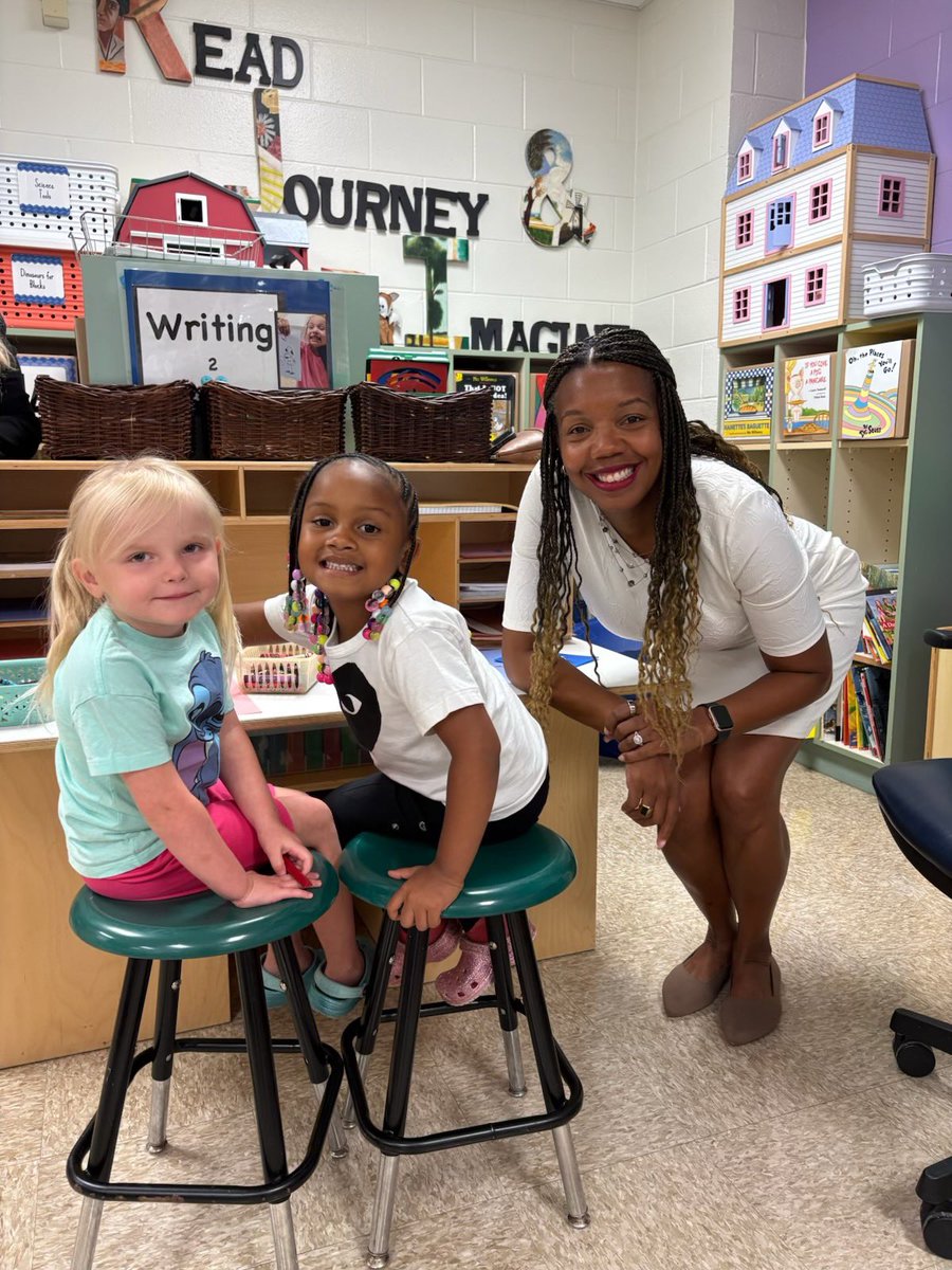 PreK students <a href="/IPSMcKinley39/">William McKinley 39</a> enjoyed a visit from <a href="/AleesiaLJohnson/">Dr. Aleesia Johnson</a> We💙💛our Eagle Scholars!!
