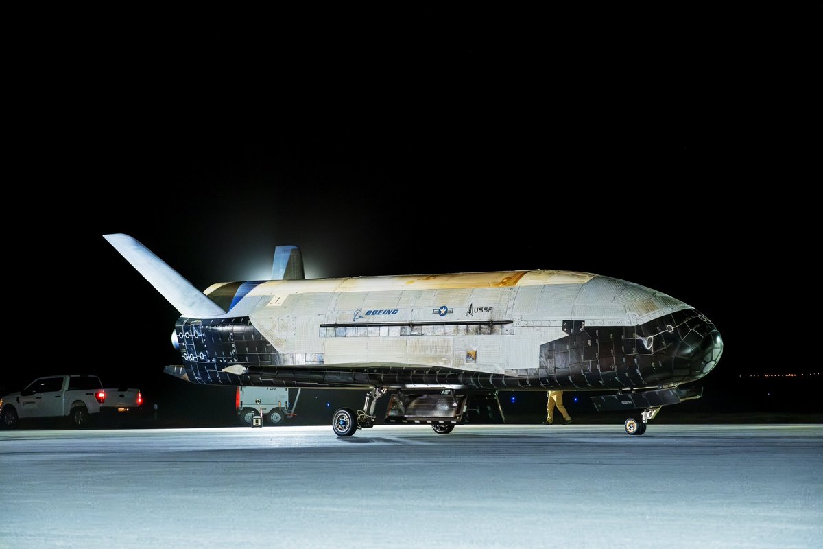 iluminnatii's tweet image. 🇺🇸🚀 ALERTA: Esta noche SpaceX lanzará el X-37B, el enigmático transbordador no tripulado de la U.S. Space Force. Tecnología láser y sensores cuánticos en órbita son parte del paquete secreto.
Fuentes: AFP, SpaceBrief
👍🔁
#SpaceX #X37B #SpaceForce #Breaking #SpaceLaunch