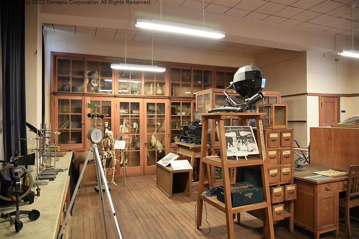 これが大平さんが改造始めた金子式プラネタリウム2号機の同型機。豊郷小学校理科準備室。
こちらは文化財なのでさわれない。修理する事も埃を払う事すらできない。もちろん投影もできない。

改造修理してもらって豊郷小学校で投影会をやりたいのです。