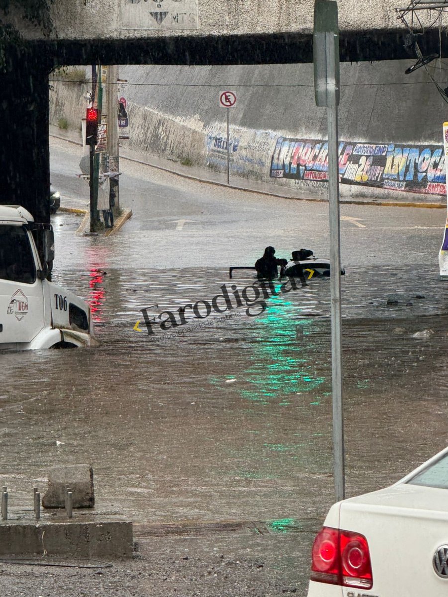 farodigitalpue's tweet photo. #AHORA ⛈️ || La zona industrial de FINSA presenta severas inundaciones derivadas de las lluvias registradas de este día.
🚨 Extreme precauciones y evite la zona.
#FaroDigital #Puebla https://t.co/VwCq5plAUw