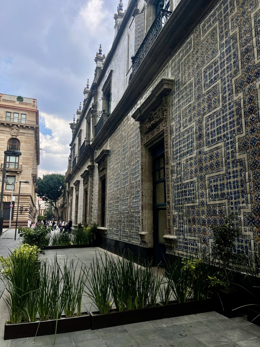 george_mamba's tweet photo. @AlessandraRdlv @AlcCuauhtemocMx  Hoy pasé por el centro ¡Qué alegría que @solosanborns Los Azulejos ya quitó sus mesas de la calle pero sus macetas aún estorban mucho ¿podrían pedirles que las peguen a la pared o las guarden? Por favor y gracias. https://t.co/HIUkP93EBk