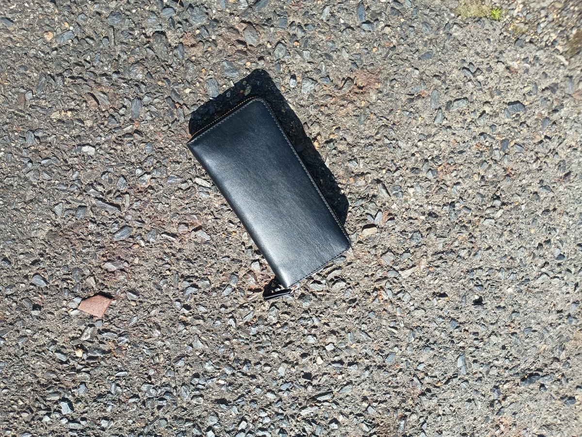 財布が落ちてました👛
あなたはどうする？
①放置する
②警察へ届ける
③その他

財布を届けたら
持ち主に
クレジットカードが盗まれてると
嫌疑をかけられて
家に刑事が来て家宅捜索されたことがあります
もちろん盗んでいない
持ち主の勘違いでした

すごく嫌な気持ちになりました