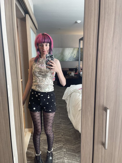 Watch Frilly Haze's leaked NSFW photo on TwXstars