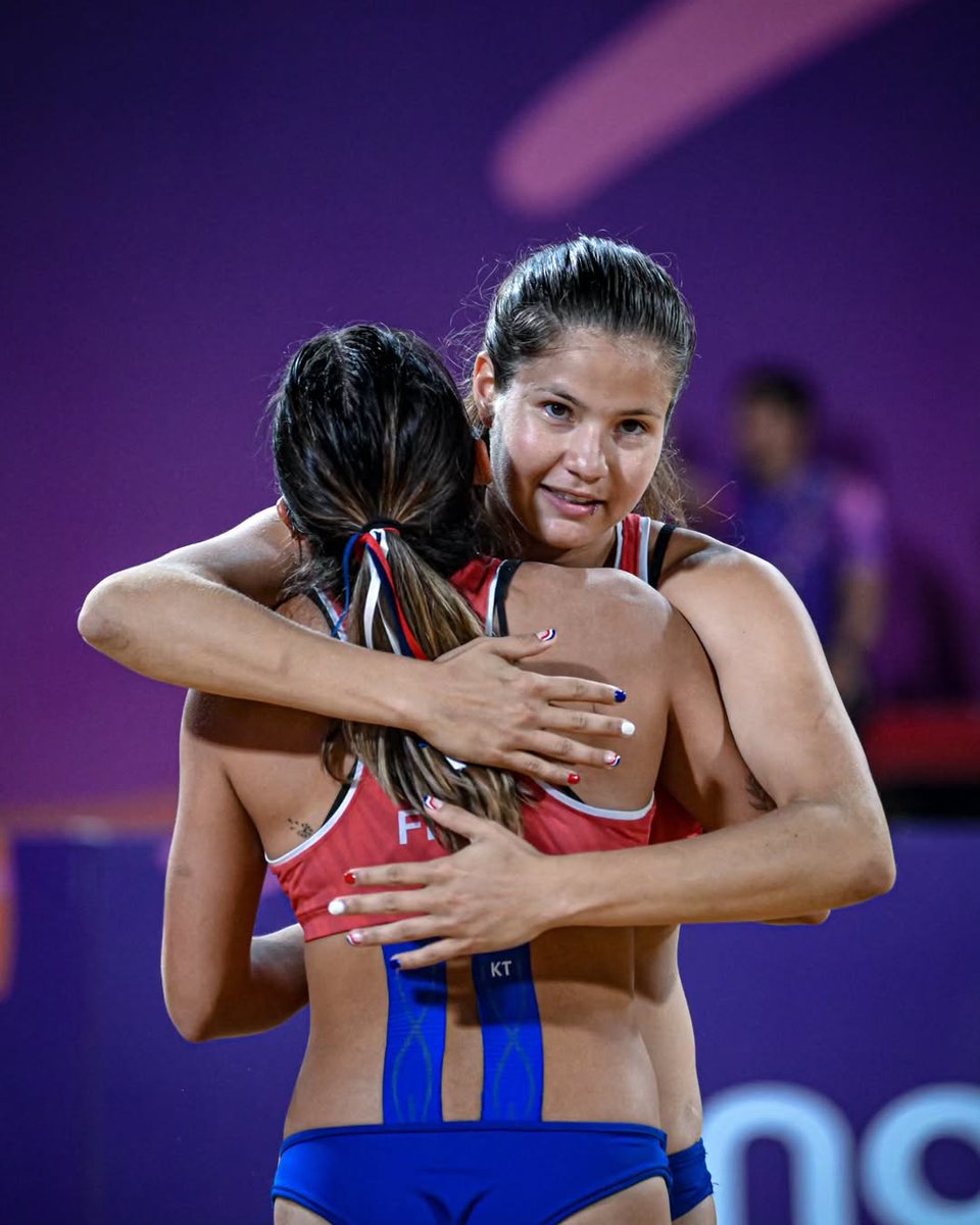 TigoSportsPY's tweet photo. 🙌¡Arriba chicas!

🏐El Team Paraguay de voleibol playa femenino no pudo ante Venezuela y cayó por 2-0 (21-17 y 21-17) en semifinales de los Juegos Panamericanos Junior #ASU2025. 

🇵🇾Con este resultado la dupla Fio-Denisse se medirá a Canadá en busca de la medalla de bronce este viernes 18:00.