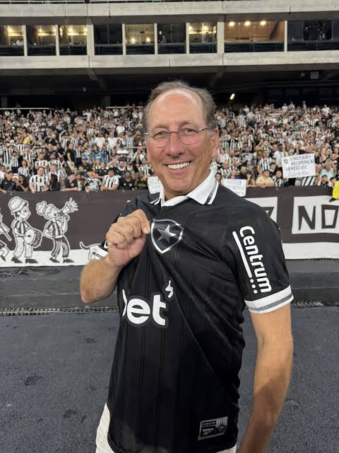 lucasfrazaobfr's tweet photo. Bom, vamos lá: 

Cagaram pra Supercopa e fomos humilhados pelo maior rival e cagaram pra Recopa e fomos humilhados pelo Racing. 

Não fomos nem para a Taça Rio, ou seja, nossa participação na Copa do Brasil em 2026 é incerta. Ou ganhamos a Copa do Brasil esse ano, ou ficar no G6 para poder disputar a competição no ano que vem. 

Demorou cerca de 3 meses para achar um treinador, quando enfim contratou, trouxe a pior escolha possível, que estava sem clube desde dezembro do ano passado. 

Paiva faz um trabalho ridículo, e foi demitido com um grande atraso. 

Desmontaram o time inteiro, não dificulta literalmente nenhuma venda. Nenhuma. Jair chegou e em menos de 5 meses já foi vendido. Todos os jogadores que cogitam sair, o clube facilita o máximo a saída, inclusive de jogadores que não querem sair. 

No momento mais crítico da temporada, trouxeram um técnico que nunca foi técnico na vida. Não está acostumado com pressão, com o futebol sul-americano, com absolutamente nada. Afinal, nunca foi treinador. Trouxeram um estagiário. 

Gastaram cerca de R$700 milhões em contratações, e aonde grande maioria dos jogadores não jogam, alguns nem no clube estão mais.

O Botafogo simplesmente não tem um centroavante reserva, não consegue trazer um jogador de times pequenos da série B

E pra encerrar, o John Textor simplesmente enviou pouco mais de R$1 bilhão de reais ao Lyon, para salvar o clube francês, comprometendo todo o caixa do Botafogo para temporada. Será que veremos esse dinheiro novamente? Acho muito difícil. 

Textor simplesmente errou tudo que tentou em 2025, tudo. 

Muitos aqui dizem "Ah, mas ganhamos ano passado". Sim, ANO PASSADO, já passou, agora é um novo ano, e as críticas, pressão e protestos devem acontecer. Mas infelizmente, grande parte da torcida é acomodada e se contenta com pouco. 

É óbvio que não ganharemos todos os anos, mas agir com desprezo e desdém, pelo menos pra mim, é vergonhoso. 

Enfim, agora é focar no Brasileirão, e tentar ganhar a Copa do Brasil, que está acessível para nós. 

O Botafogo de 2025 é o reflexo do desleixo, do desdém, da arrogância e da falta de planejamento.