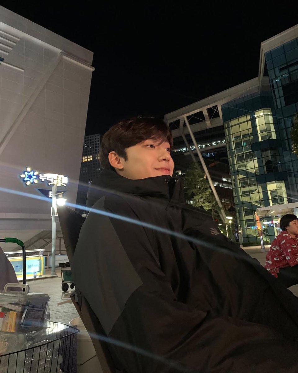 MISSCALWMITY's tweet image. ᅟ
#NCNGRAM ———— turns out i really needed to get out of the school, lol. me, flowers, and my beautiful photographer. 
ᅟ