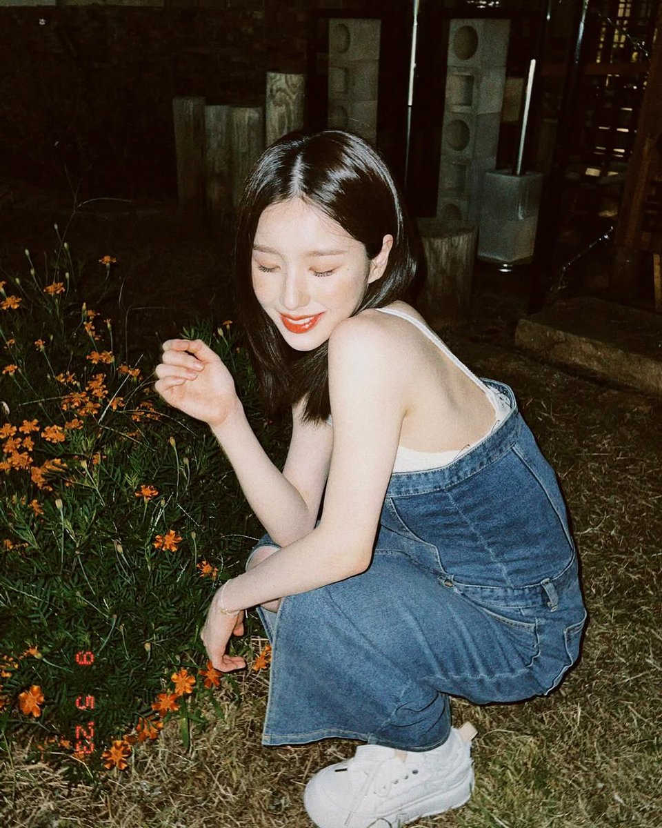 MISSCALWMITY's tweet image. ᅟ
#NCNGRAM ———— turns out i really needed to get out of the school, lol. me, flowers, and my beautiful photographer. 
ᅟ