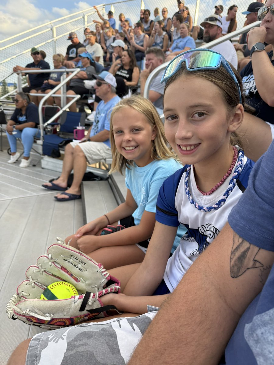 mrsredlinger16's tweet photo. Great night for some Badger Softball….some little Badger softball players watching. #WeAreBPS https://t.co/qkodTGWg5B