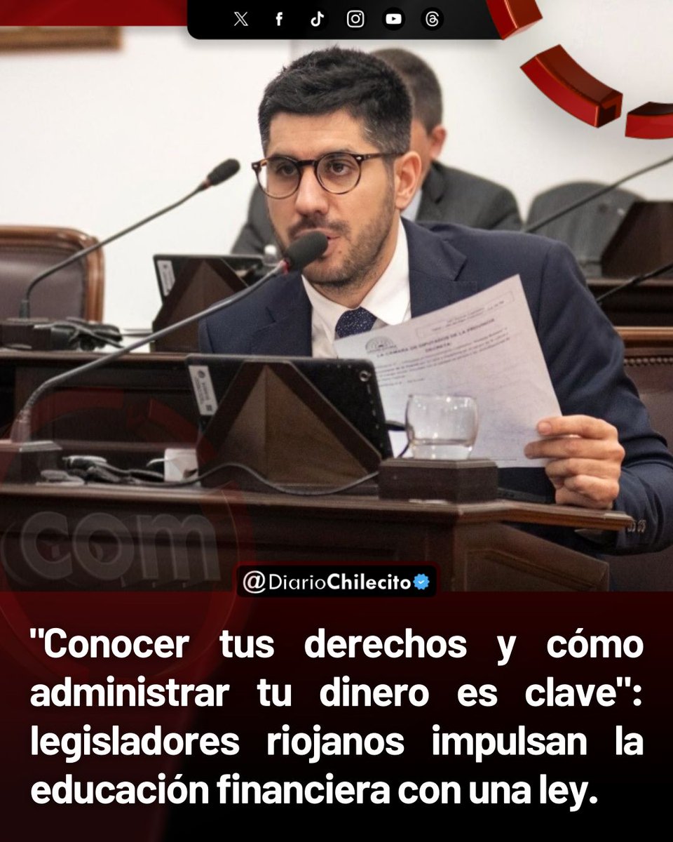 DiarioChilecito's tweet photo. ● Muchos riojanos terminan endeudándose sin entender cómo funcionan los créditos o firman contratos sin conocer sus derechos. Para enfrentar esa realidad, la Cámara de Diputados aprobó la Ley de Educación Financiera y Derechos de Consumidores, que apunta a brindar nociones básicas de ahorro, inversión y prevención de estafas tanto en las escuelas como en espacios comunitarios.

● La norma prevé que desde el nivel primario hasta el universitario se enseñen contenidos prácticos sobre manejo del dinero y defensa de los usuarios de servicios, además de abrir capacitaciones para toda la sociedad.

● “Es fundamental que jóvenes y adultos comprendan cómo funciona un crédito, cómo defenderse de una cláusula abusiva o cómo planificar su economía personal”, expresó el diputado Raúl Cabral. Señaló que la ley también fomenta el espíritu emprendedor como salida económica.

● Con esta sanción, La Rioja se posiciona entre las primeras provincias en llevar la educación financiera al sistema educativo y a la vida cotidiana. El desafío ahora será poner en marcha estas herramientas en aulas y comunidades para que el conocimiento llegue realmente a quienes más lo necesitan.

📲 Unite al canal de noticias por WhatsApp de Diario Chilecito: https://t.co/CCMAMouPDt