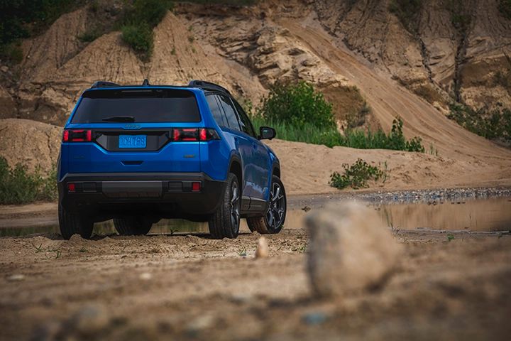 ¿Autonomía récord en un SUV? 🤯 El nuevo #JeepCherokee2026 llega con motor híbrido turbo y +800 km con un solo tanque. ⛽

➡️ 15 km/l combinados
➡️ Tecnología y seguridad de serie
➡️ Capacidad 4x4 legendaria de Jeep

Aquí los detalles. 👇
automedia.mx/jeep-cherokee-…

<a href="/StellantisMX/">Stellantis México</a>