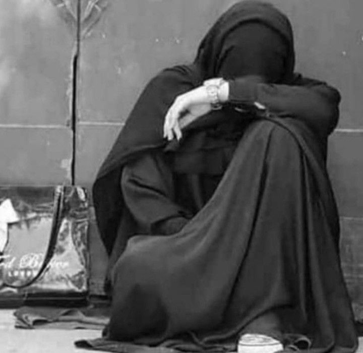 نحتاج إلى لحظة هدوء إلى هدنة مع الحياة إلى صمت يكتم ضجيج الروح إلى وسادة سلام تسند أحلامنا المتعبة إلى سحابة عابرة تغسل ما بداخلنا أو عزلة نعيد فيها حساباتنا ، ننصت لصوت العقل والقلب معًا لنشعر ببعض السكينة ، ونستعيد أنفاس الأمل 
 نحتاج خلوة انفراديه طويله المدى

#REMM ✍🏻