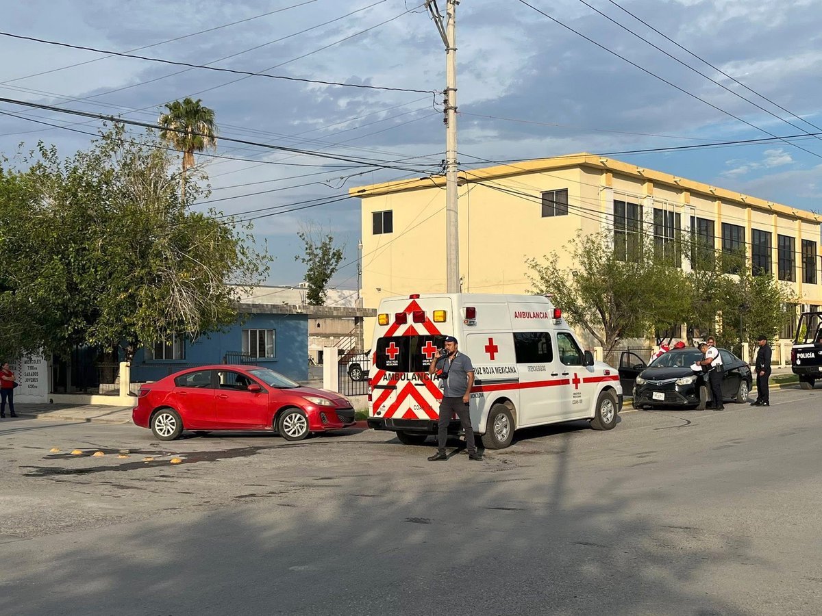 MoncloVial's tweet photo. Nuevamente un choque en cruce Boulevard Madero con calle Bogotá, dejó una conductora lesionada que fue atendida por cruz roja. #Monclova #monclovial #vialidad https://t.co/wWmjBRejsD
