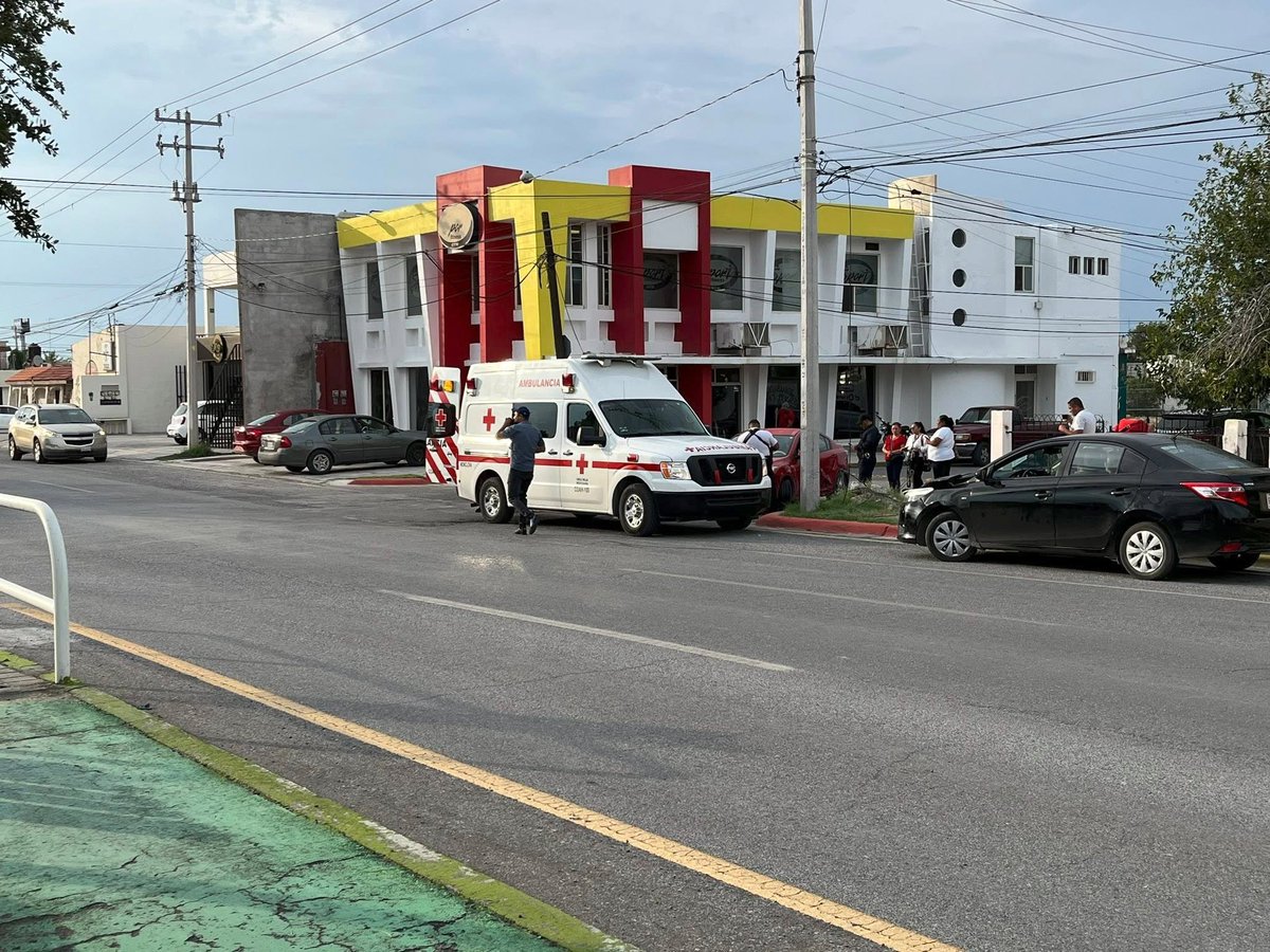 MoncloVial's tweet photo. Nuevamente un choque en cruce Boulevard Madero con calle Bogotá, dejó una conductora lesionada que fue atendida por cruz roja. #Monclova #monclovial #vialidad https://t.co/wWmjBRejsD