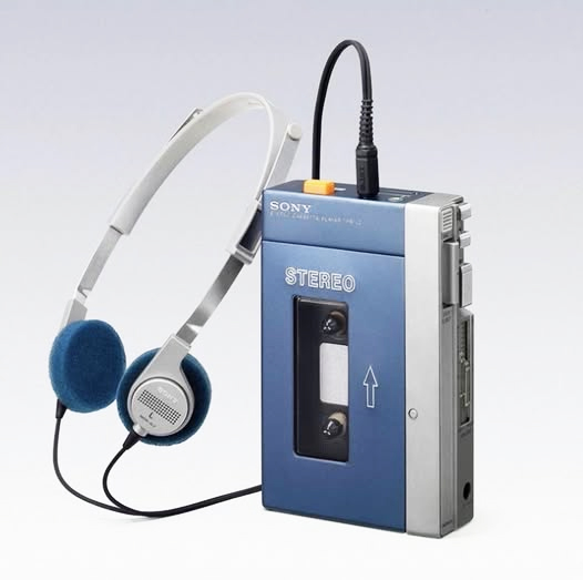 WALKMANが発売された時色々衝撃を受けました
①　小さい
②　ステレオで聞けて音も良い（当時の感想ね）
③　スピーカーが付いてない
④　イヤホンジャックが二つもある
⑤　録音ができない
私は特に③と⑤が驚きました😅