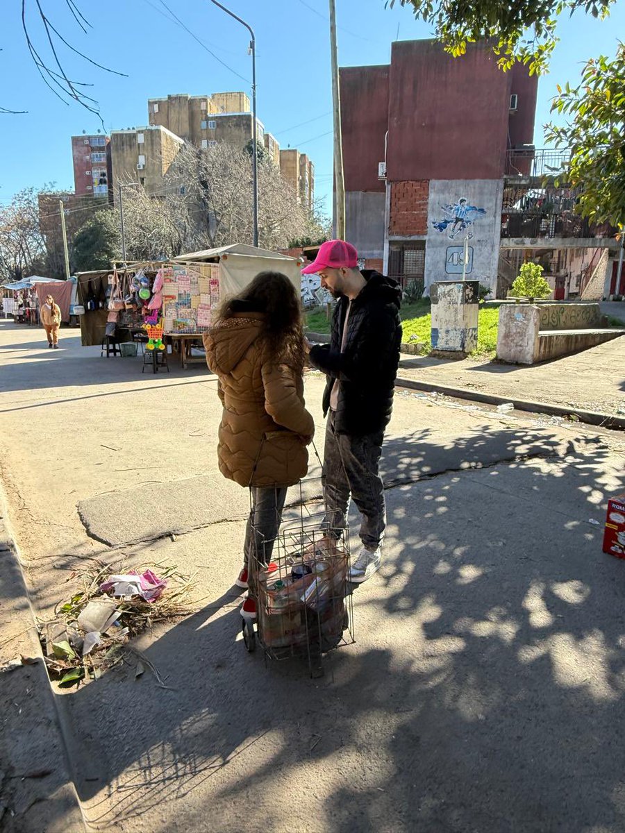 Recorrimos la feria de Ejército de Los Andes , charlando con los vecino/as, escuchando sus preocupaciones y compartiendo la propuesta de Somos Buenos Aires.

✅Cerca de la gente
🚫 Lejos de los extremos 
✅ Recorriendo los lugares que caminan las familias todos los días.