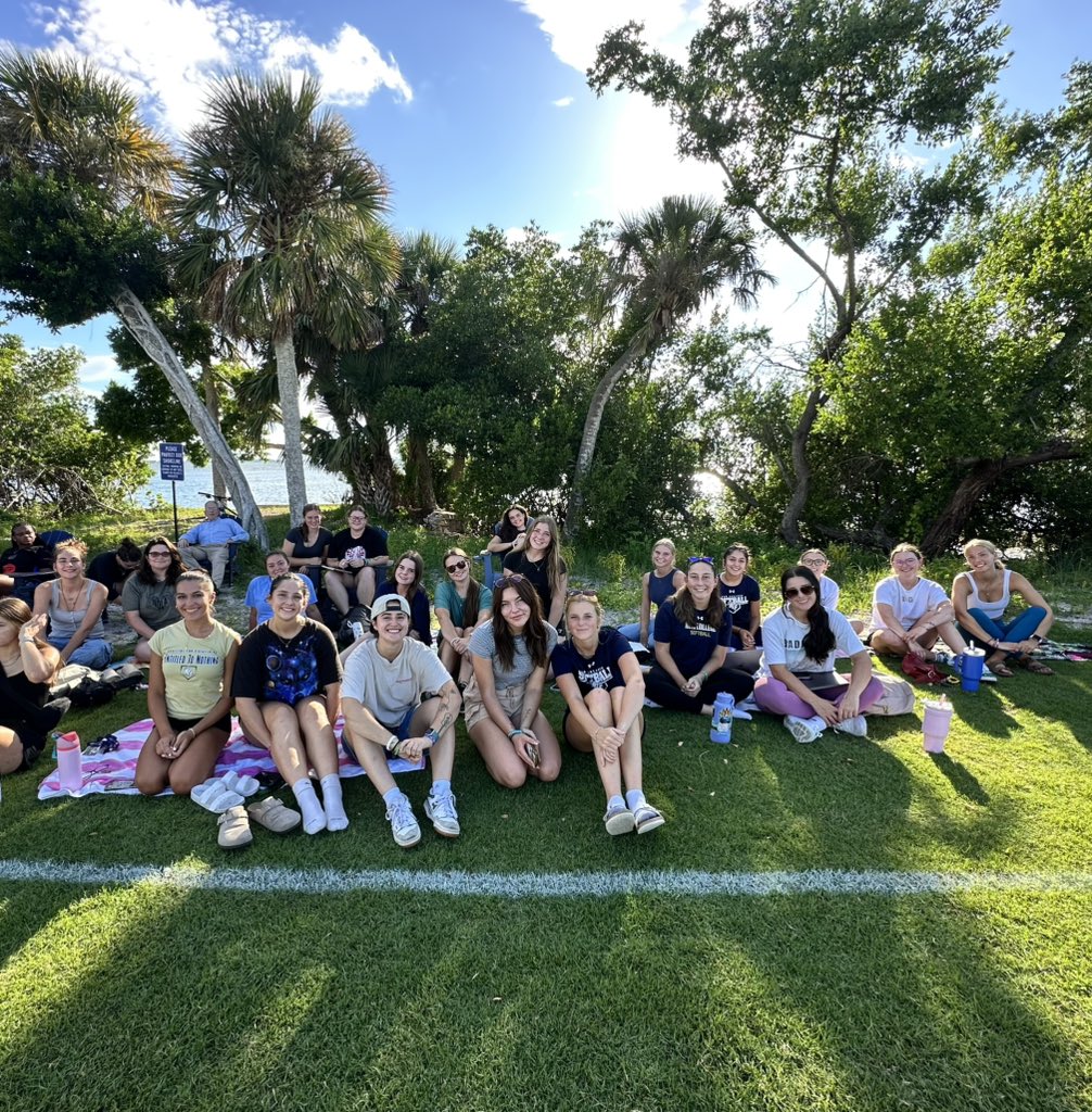 ncfbanyanssb's tweet photo. Beautiful night at Bayfront Field to support our mens soccer team! 

#GMB🌻 | @NCFBanyans https://t.co/CyzutDAwg7