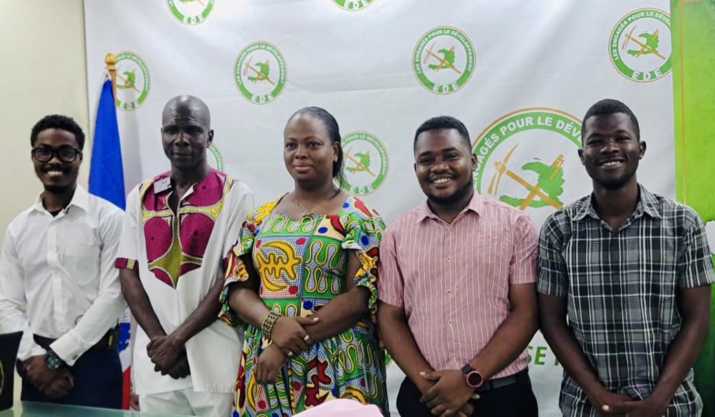 À l’occasion de la commémoration des 234 ans du soulèvement général des esclaves à Bois Caïman, la Coordination départementale de l’Ouest du Mouvman Jenès EDE a organisé, ce jeudi 21 août 2025, une conférence-débat avec, comme intervenant principal, Élien Isac. Nous adressons nos