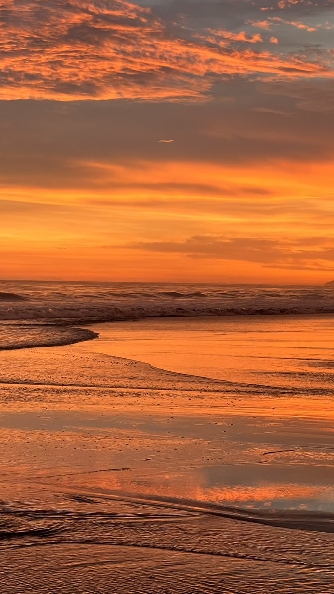 ____lucrecia's tweet image. Podes decir te amo, pero también podes enviarle fotos del atardecer de hoy.