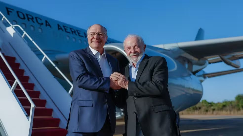 🌎 LULA NA COLÔMBIA

🇧🇷 Lula embarcou para a Colômbia, onde participa da cúpula da Organização do Tratado de Cooperação Amazônica (OTCA). O encontro ocorre em meio à tensão criada pela presença de navios dos EUA próximos à Venezuela.

🌳 Na cúpula, os países amazônicos devem