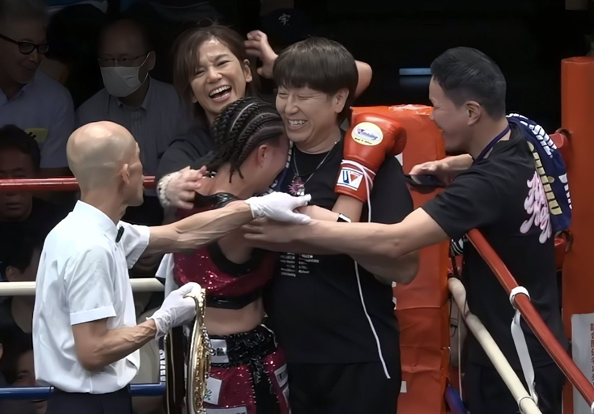 ShinjiNogami's tweet photo. WLD vol.3 〜後楽園ホール〜
日本女子バンタム級暫定王座決定戦
高倉日向が3-０の判定勝ちで王座奪取。

メットカルフ選手、花形会長、ジムスタッフの皆さんありがとうございました。

奈々会長と師弟でプロ3戦目での王座獲得も恐らく史上初！！ https://t.co/G9nxafc3BT