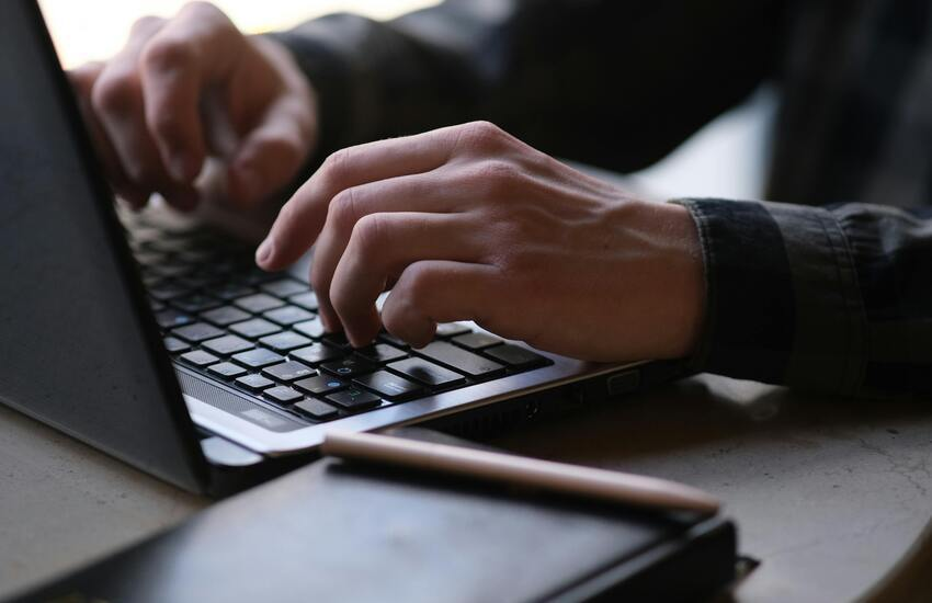 ¿Es aconsejable censurar los nombres propios cuando se reporta una denuncia pública? ¿Es posible que un medio joven denuncie a un poderoso sin enfrentar retaliaciones? 🧐

Al respecto nos consultan en el #ConsultorioÉtico📩 y Yolanda Ruiz responde 👇
fundaciongabo.org/es/consultorio…