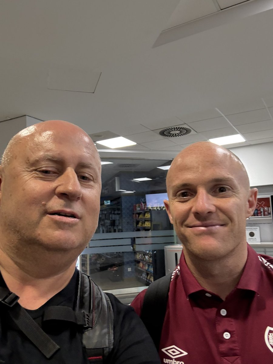 andycremades6's tweet photo. A las 2 de la mañana encontrarte al @RayoVallecano en el Aeropuerto de Budapest es la hostia , encima han ganado 0-1 y para más Inri he podido saludar a un murciano ilustre como Isi Palazón https://t.co/FnSJlAOF3D