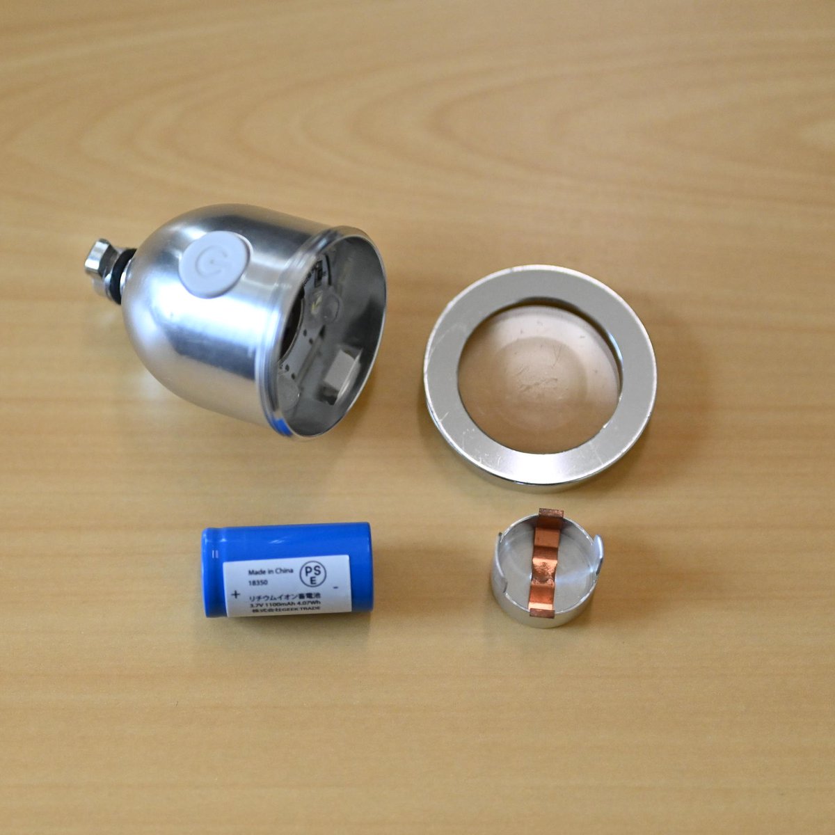 geektrade_jp's tweet photo. デザイン性にばかり注目されがちなタウンマウスのセンターライトですが、充電式でありながらバッテリー交換が可能という点も特徴の1つです。バッテリーがヘタってきたら、新しいバッテリーに交換することで長くお使い頂けます。交換用バッテリーは当社でも在庫しています。
#townmouse #townmousebike https://t.co/8oiZMDD3DN