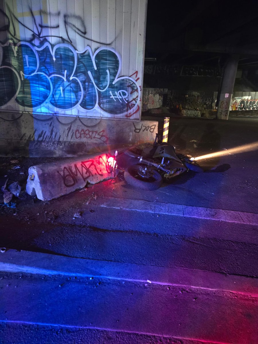 VPDTrafficUnit's tweet image. Few days ago, rider on stolen motorbike got spooked when they saw @VancouverPD motor officer. Took off at high rate of speed &amp;amp; wiped out going through the curves of Waterfront Rd ramp to W. Cordova St.  Fake license plate, no DL, fail to stop and criminal charge. Also, trip to…