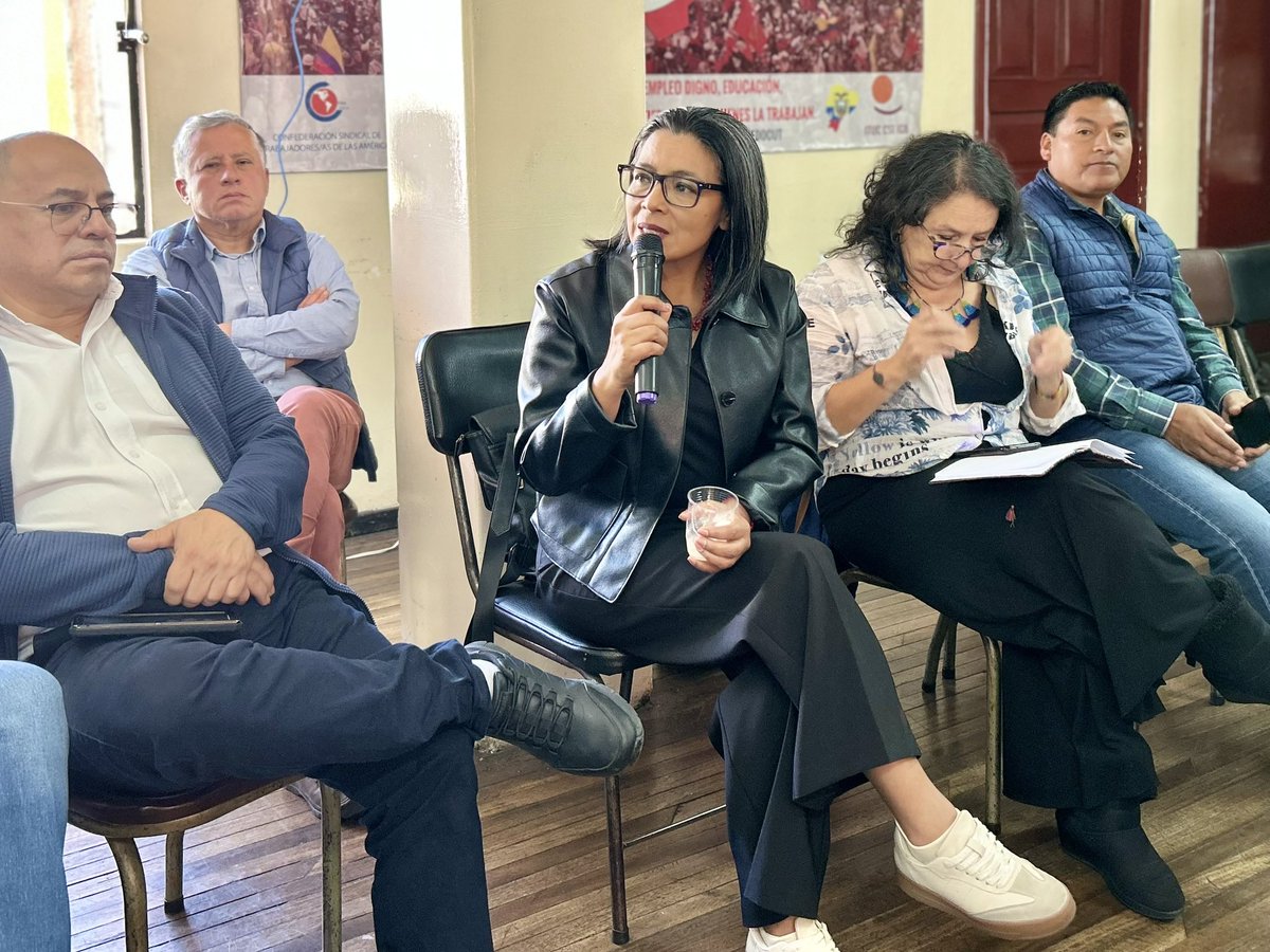 📢 Hoy participamos en la rueda de prensa contra el proyecto minero en Kimsakocha, junto a organizaciones sociales, indígenas y campesinas que defienden el agua de Cuenca 💧 y rechazan la minería.

Desde la CEOSL ratificamos nuestro compromiso en la lucha por la vida, el agua y