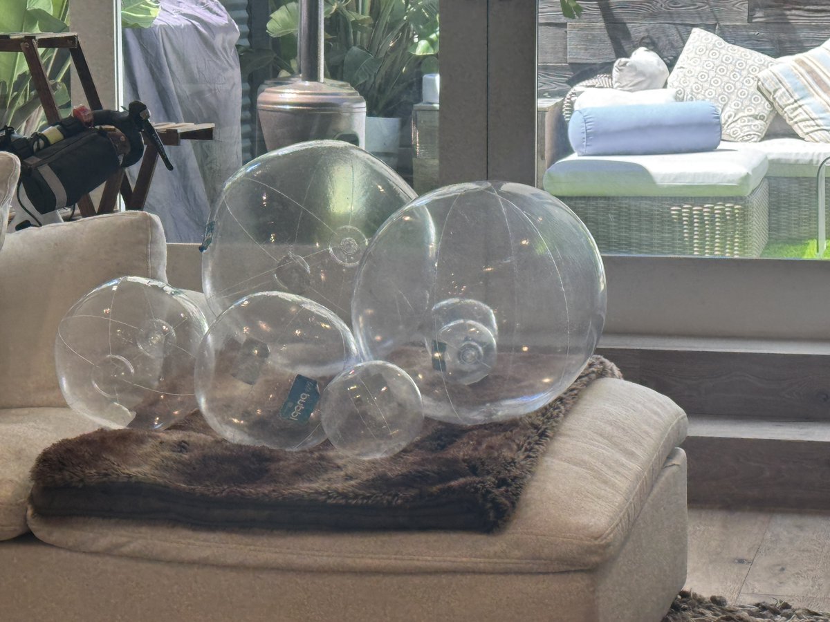 The patio is looking in fine order for our Bubbly event tonight!! Our super popular Bubbl Bubbly Pop Up Lounge makes another appearance, following our SXSW and SF debut recently. 

We are running this event as a Bubbl- Stay together, share together naturally.

Making some