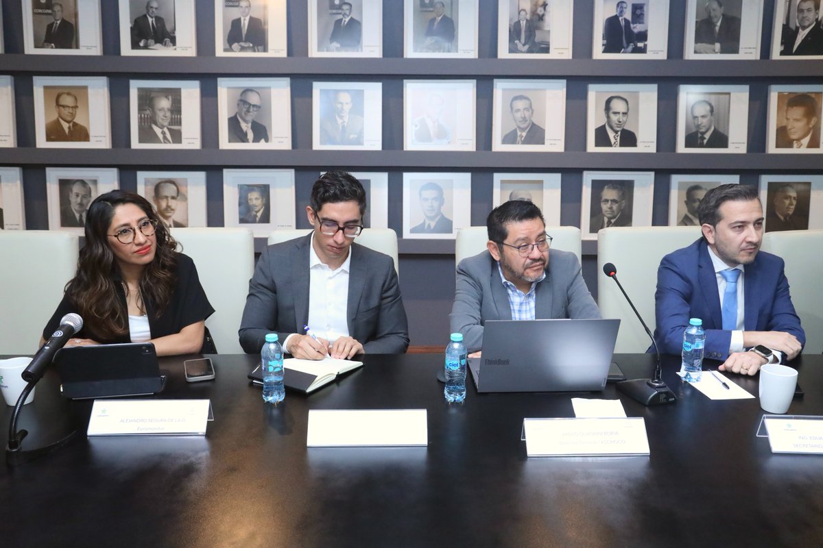 Hoy nos reunimos en <a href="/CONCAMIN/">CONCAMIN</a> para nuestra junta mensual. Agradecemos a <a href="/AMalagonB/">Alejandro Malagon B</a>, <a href="/alejandrogomezt/">Alejandro Gómez T.</a>, <a href="/EduardoRmzLeal/">Eduardo Ramírez Leal</a>, nuestro presidente Miguel Ángel Sáinz-Trápaga y DG <a href="/Paoloqb/">Paolo Quadrini</a>, así como a <a href="/INEGI_INFORMA/">INEGI INFORMA</a> y <a href="/EuromonitorES/">Euromonitor Latam</a> por la valiosa información compartida.