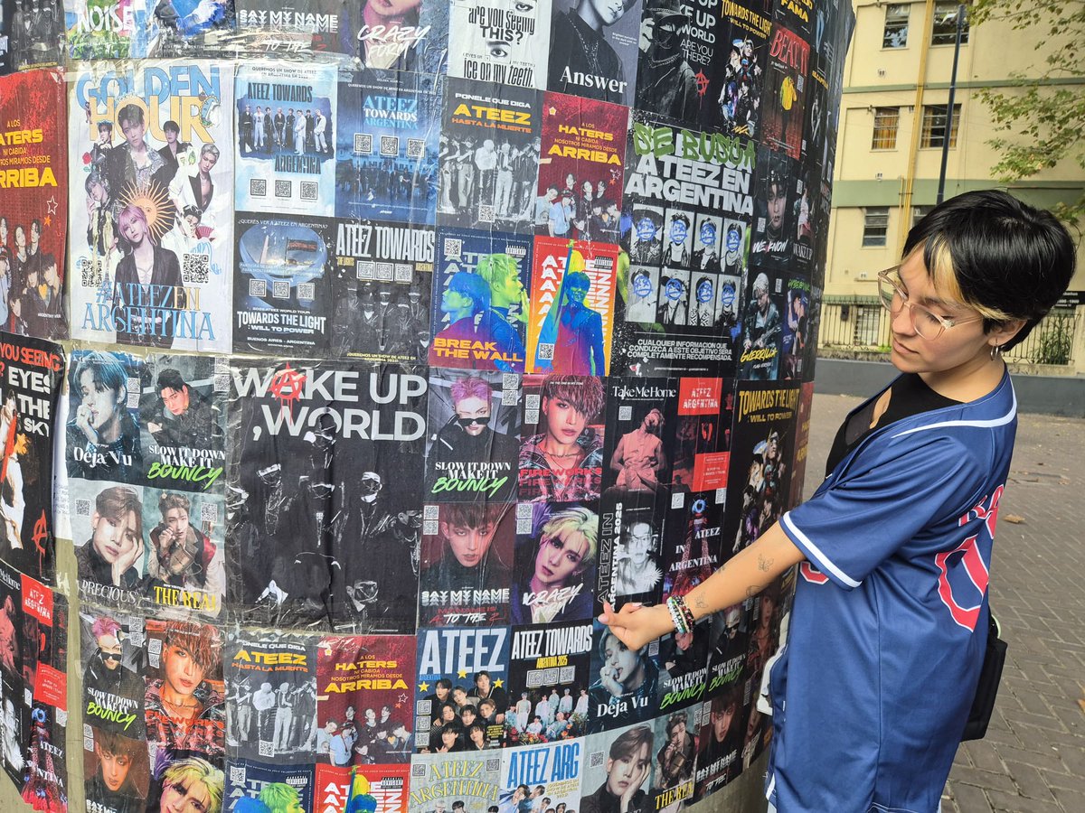 EliannaBang's tweet photo. Adjunto mi foto con el bello mural atiny🏴‍☠️💜🇦🇷
#TheTimeIsNow #ATEEZenArgentina #AleKimporATEEZ #AleKimporKPOPARG https://t.co/enhERLkgOg