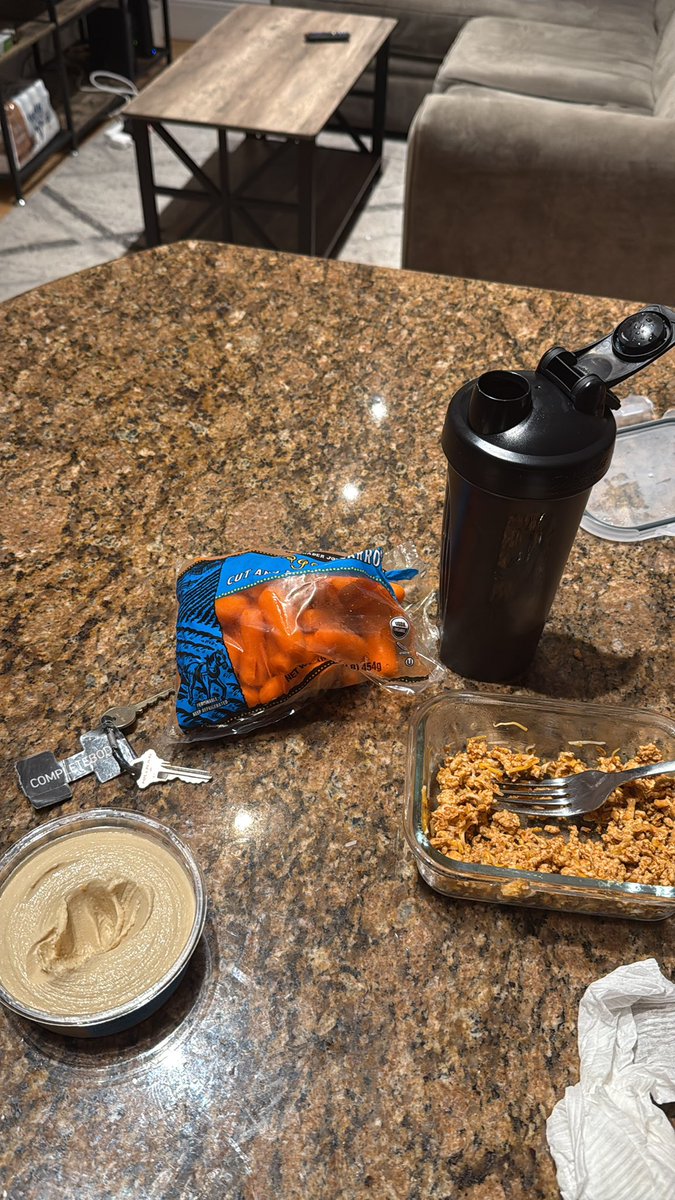 Wazzahoesat's tweet image. Protein shake✅  Taco meat ✅ Carrots and hummy✅ What more could one need? #dinnerofchampions