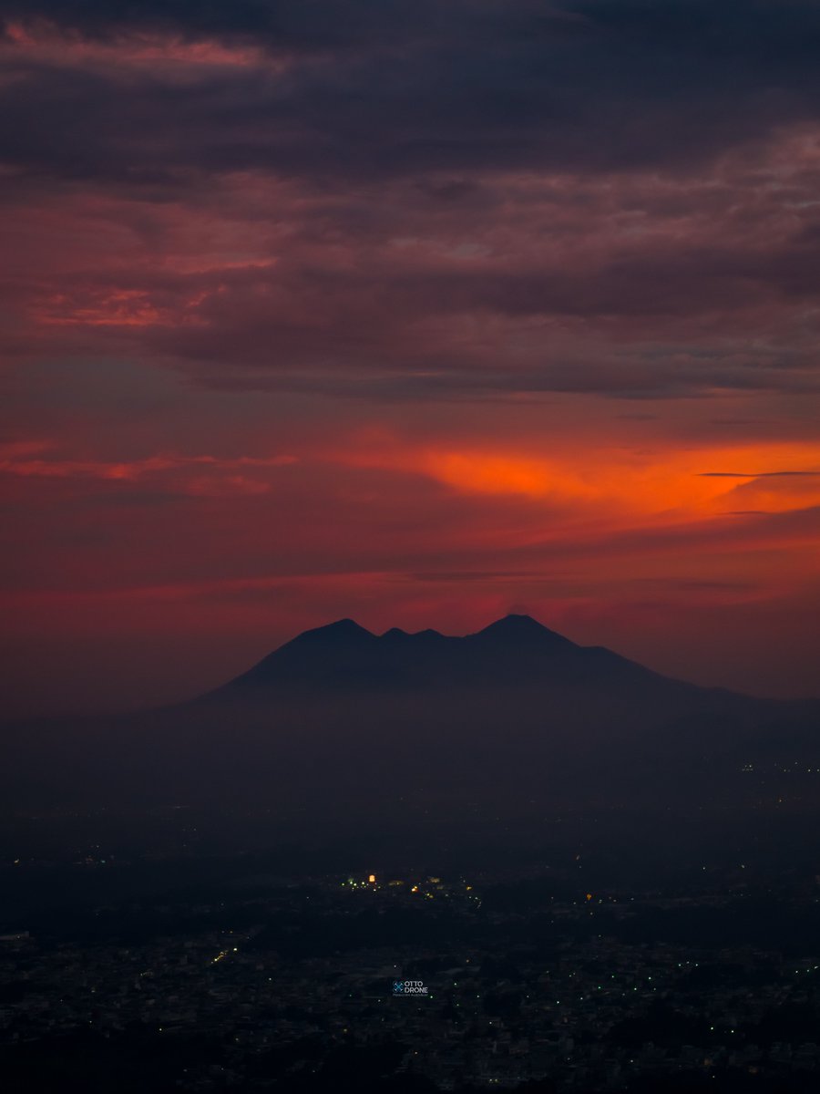 Volcán de Pacaya al atardecer. 
21 de agosto de 2025.